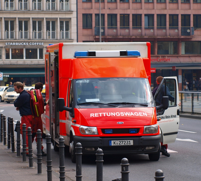 Suchmassnahmen am Koelner Neumarkt nach Raubueberfall im Parkhaus Wolfstr P26.JPG